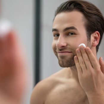 Męska pielęgnacja twarzy – poznaj codzienną rutynę dla swojej skóry, dzięki której dłuższej zachowasz młody wygląd